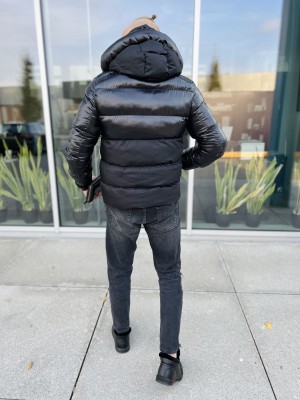 TRUMPA JUODA STRIUKĖ