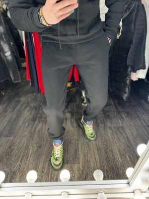 JUODI SU PAŠILTINIMU SPORTINIAI KOSTIUMAI