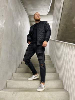 JUODA TRUMPA STRIUKĖ