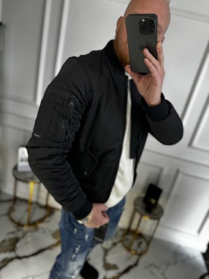 TRUMPA JUODA STRIUKĖ - BOMBERIS