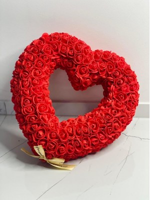 ŠIRDELĖ IŠ DIRBTINIŲ ROŽIŲ