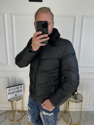 TRUMPA JUODA STRIUKĖ SU KAILIUKU